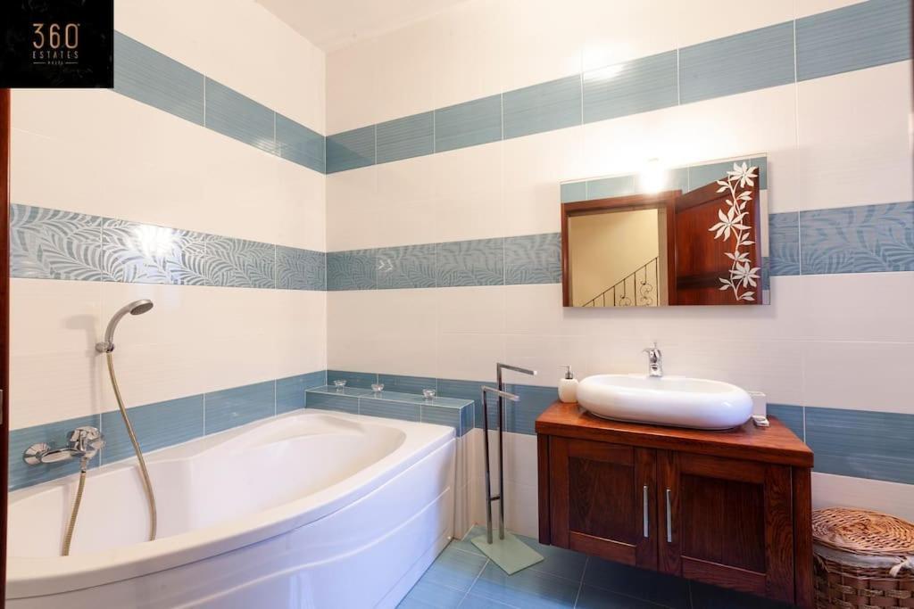 Beautiful, Typical Maltese 4Br Home With Roof Top By 360 Estates Sliema Eksteriør billede