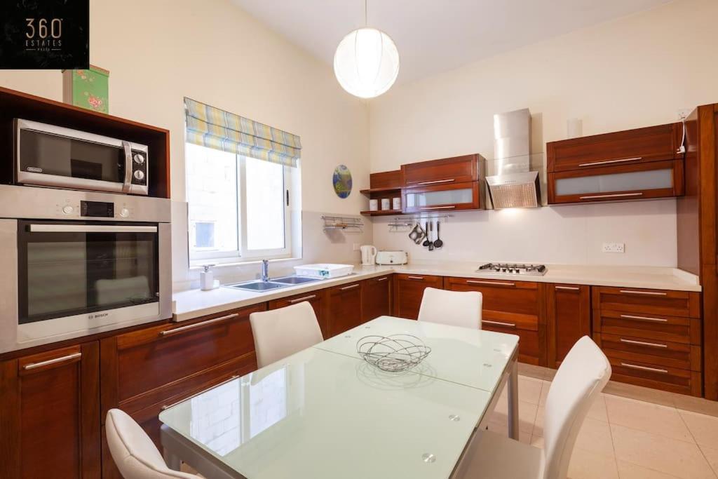 Beautiful, Typical Maltese 4Br Home With Roof Top By 360 Estates Sliema Eksteriør billede