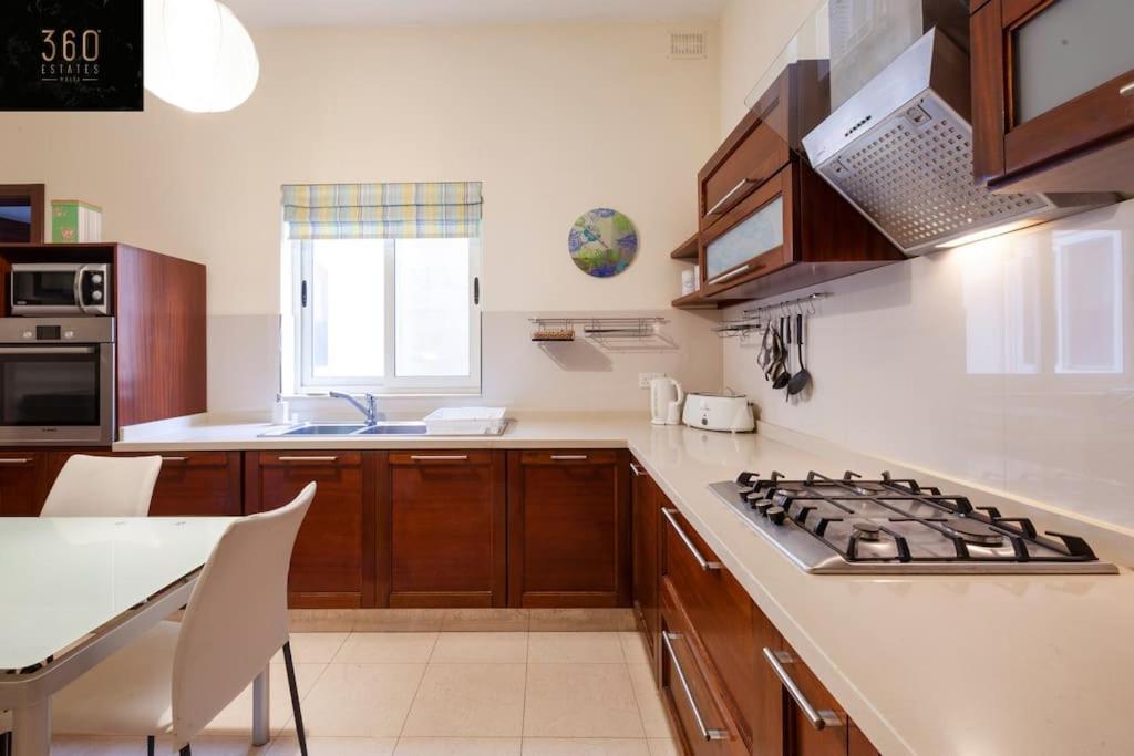 Beautiful, Typical Maltese 4Br Home With Roof Top By 360 Estates Sliema Eksteriør billede