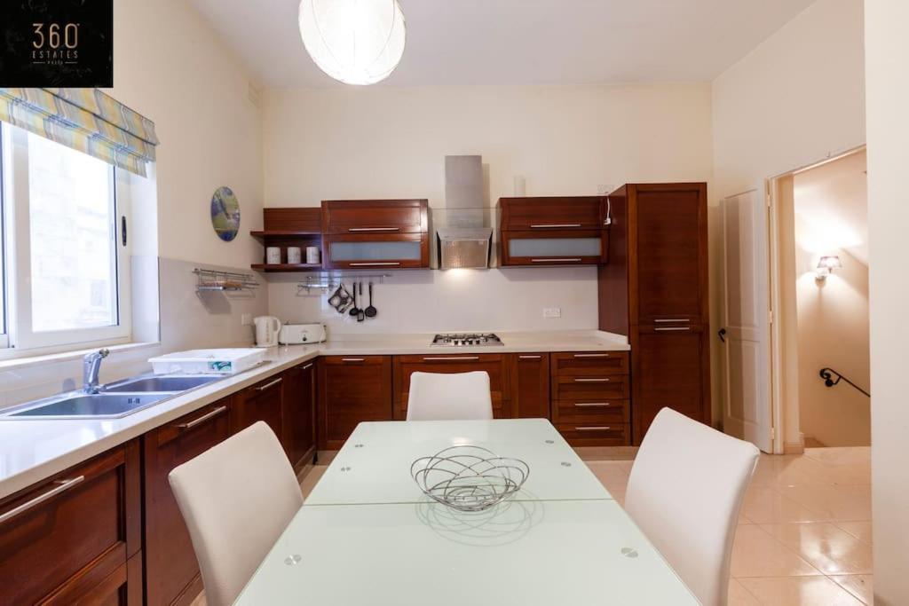 Beautiful, Typical Maltese 4Br Home With Roof Top By 360 Estates Sliema Eksteriør billede