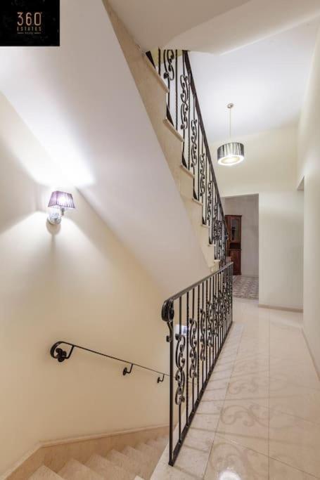 Beautiful, Typical Maltese 4Br Home With Roof Top By 360 Estates Sliema Eksteriør billede